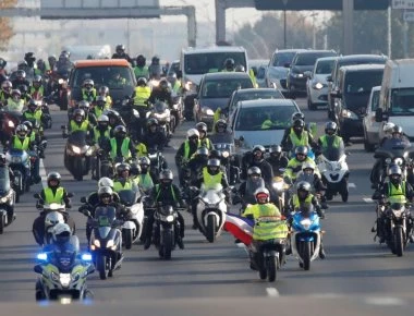 Γαλλία: Μια γυναίκα νεκρή και 47 τραυματίες στις μαζικότερες διαδηλώσεις κατά του Μακρόν
